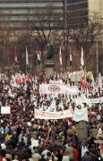  Budapest, 1990. március 15. Az 1848-as forradalom és szabadságharc ünnepén, március 15-én sokezres tömeg gyűlt össze a Petőfi-szobornál, hogy meghallgassa a Magyar Október Párt, az SZDSZ, a FIDESZ, valamint a Magyarországi Szociáldemokrata Párt szónokait.