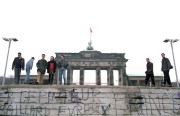 Berlin, 1990. március 6. Látogatók az 1961 - 1989 között Nyugat- és Kelet-Berlint kettéosztó betonfalnál. A háttérben a brandenburgi kapu látható. (A fal ledöntése 1989. november 9-i spontán akcióval kezdődött, az első betonszelvény eltávolítása - a Bernauer Strasse és az Acker Strasse sarkán - 1990. június 13-án történt.) 