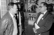 Sümeg, 1990. szeptember 21. Kántor Miklós polgármester-jelölt, Farkas Imre képviselőjelölt és Mécs Imre parlamenti képviselő, meghívott előadó (j) a szabad demokraták választási gyűlése előtt Sümegen.