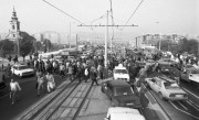  Budapest, 1990. október 26. A benzináremelés ellen demonstráló taxisok és fuvarosok zárják le az Árpád hidat.
