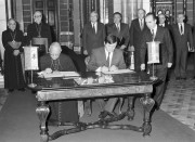 Budapest, 1990. február 9. Németh Miklós (j) kormányfő és Agostino Casaroli bíboros aláírta a magyar-vatikáni diplomáciai kapcsolatok helyreállításáról szóló egyezményt az Országházban. (A két állam között 1945-ben szakadt meg a diplomáciai viszony.) 