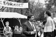 Budapest, 1990. május 1. Nagy Sándor, a Magyar Szakszervezetek Országos Szövetségének elnöke beszélget az érdeklődőkkel a centenáriumi majális második napján a Városligetben. 