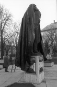 Gyula, 1990. március 14. Fekete fólia borítja Vlagyimir Iljics Lenin szobrát Gyulán, ahol a Szabad Demokraták Szövetsége (SZDSZ) és a Fiatal Demokraták Szövetsége (FIDESZ) helyi szervezetei demonstrációt szerveztek "Idegen ország jelképei nem kellenek" jelszóval. A város felszabadulási emlékművének vörös csillagára nemzetiszínű lepel került. 