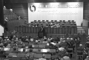 Budapest, 1990. január 27. Mintegy 800 küldött részvételével megkezdte munkáját az MSZMP XIV. kongresszusának második szakasza az Építők Rózsa Ferenc székházában. 