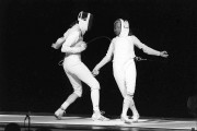 Budapest, 1990. január 14. A budapesti Hilton Szállóban rendezték meg január 14-én a 8. Caola Kupa női tőrverseny döntőjét. A győztes az NSZK-beli olimpiai bajnok Anja Fichter lett. A képen: az NSZK-beli Weber (j) és az NSZK-beli Bau asszója. 