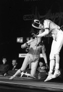 Budapest, 1990. január 14. A budapesti Hilton Szállóban rendezték meg január 14-én a 8. Caola Kupa női tőrverseny döntőjét. A győztes az NSZK-beli olimpiai bajnok Anja Fichter lett. A képen: az NSZK-beli Weber (j) és az NSZK-beli Bau asszója.