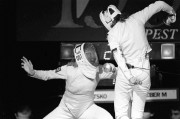 Budapest, 1990. január 14. A budapesti Hilton Szállóban rendezték meg január 14-én a 8. Caola Kupa női tőrverseny döntőjét. A győztes az NSZK-beli olimpiai bajnok Anja Fichter lett. A képen: a szovjet Velicsko (b) és az NSZK-beli Weber asszója.