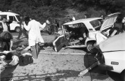 1990. május 26. A mentősök ellátják az M7-es autópálya 35-ös kmszelvényénél bekövetkezett súlyos baleset egyik sérültjét. Egy, a főváros felé haladó Dacia személygépkocsi eddig ismeretlen ok miatt átvágott az autópályát elválasztó élősövényen és frontálisan összeütközött az éppen ott haladó Zsigulival. A Dácia vezetője és utasa a helyszínen életét vesztette, a Zsiguli öt utasa, közöttük két gyermek, súlyos, életveszélyes sérüléseket szenvedtek.