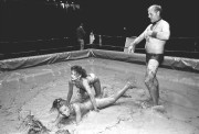 Dunaújváros, 1990. május 1. Versenyzők a ringben. Európában első alkalommal rendeztek női iszapbirkózást április 28-án Dunaújvárosban, a Dunai Vasmű sporttelepén.