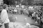 Budapest, 1990. szeptember 11. Dr. Fodor Gábor országgyűlési képviselő beszédet mond a Fidesz demonstrációján, melyet a párt a következetesebb és hatékonyabb környezetvédelem érdekében szervezett szeptember 11-én. A mintegy kétszáz tüntető az Engels térről a Városház és a Váci utcán át a Vörösmarty térre vonult. 