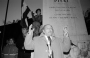 Budapest, 1990. október 23. Obersovszky Gyula író-újságíró beszédet mond Bem József szobra előtt az október 23-i megemlékezésen.