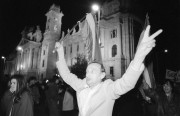  Budapest, 1990. október 23. Az 1956-os forradalom és szabadságharc hősi halottaira és mártírjaira emlékezők ünnepelnek a Parlament előtt tartott fáklyás nagygyűlésen. 