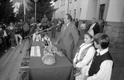 Csongrád, 1990. szeptember 22. Torgyán József beszél a kisgazdák csongrádi nagygyűlésén a város főterén mintegy ezer fős tömeg és a város vezetői előtt.