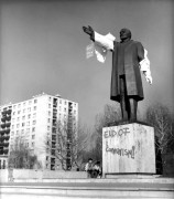 Mintha pellengéren állna Debrecen legnagyobb köztéri szobra, a kezével Nyugat felé intő monumentális Lenin szobor. Ugyanis március 15-ére az ellenzéki pártok aktivistái kissé becsomagolták és kétoldalas táblácskát adtak a kezébe - "Elmegyek örökre", illetve "Tanultam, tanítottam, megbuktam 1990-ben" - felirattal. Valószínűleg a "debreceni Lenin" sem kerüli el annyi társa sorsát, hiszen ma már tarthatatlan, hogy nagyobb szobra áll az Alföld fővárosában a szovjet államalapítónak, mint Kossuth Lajosnak, Petőfi Sándornak, Csokonay Vitéz Mihálynak és Kölcsey Ferencnek.