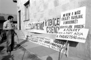  Tiszacsege, 1990. október 15. Losonczy János, a Kisgazdapárt tiszacsegei szervezetének titkára transzparenseket készít a földtörvény-koncepciót támogató demonstrációra.