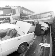 Budaörs, 1990. január 23. Tömeges baleset történt az M1-M7-es autópálya közös bevezető szakaszán, a 7-es és 12-es kilométerkő közötti szakaszon. A csúszós, nyálkás úton - amelyen a köd miatt 50-100 méterre csökkent a látótávolság - mintegy 200 személy- és teherautó, valamint kamion ütközött egymásnak. A balesetnek 1 halálos áldozata volt, 14-en súlyosan, 19-en könnyebben sérültek. 10 személyautó kiégett, az egymásba torlódott teher- és személyautók zöme pedig súlyosan megrongálódott. Az anyagi kár jelentős.