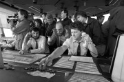  Budapest, 1990. február 20. Parlamenti képviselők Ferihegyen a repülőtér irányítótornyában folyó munkával ismerkednek.