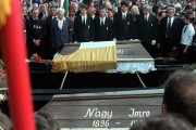 1989. június 16-án temették újra Nagy Imre volt miniszterelnököt és négy mártírtársát, Gimes Miklóst, Losonczy Gézát, Maléter Pált és Szilágyi Józsefet. A képen: a mártírok temetése az Új Köztemető 301-es parcellájában. 