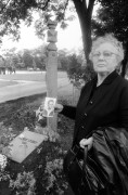 Az 1956-os forradalom egyik áldozatának sírja mellett áll édesanyja az ünnepi megemlékezésen, a Rákoskeresztúri Új Köztemető 301-es parcellájában. 