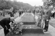 Budapest, 1990. június 16. Göncz Árpád ideiglenes köztársasági elnök megkoszorúzza Nagy Imre sírját az ünnepi megemlékezésen a Rákoskeresztúri Új Köztemető 301-es parcellájában.