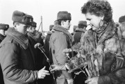 Táborfalva, 1990. január 21. Virággal búcsúztatják az orosz katonákat. A szovjet csapatkivonások ütemtervének megfelelően december 13-án elhagyta állomáshelyét a táborfalvai szovjet tüzérezred.
