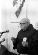 Budapest, 2003. június 1. Vasárnap hajnalban 94 éves korában elhunyt Othmár atya, a Szent Korona Társaság örökös tiszteletbeli elnöke. A ferences rendi szerzetes egy hete balesetet szenvedett, életét már nem tudták megmenteni. Faddy Othmár Jánoshalmán született, a keresztségben az Ágoston, Tibor nevet kapta. 1936-ban szentelték pappá, ekkortól hívták páter Othmárnak. Az 50-es években életfogytiglanra ítélték, 1954-től 1963-ig volt börtönben. A Szent Korona Társaságnak 1989-2001 között volt az elnöke. Archív felvételünk 1990. január 19-én Szegeden készült, a Nemzeti Kisgazda, Földmunkás és Polgári Párt kongresszusán.