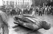 A Magyar Demokrata Fórum kezdeményezésére a szegedi városi tanács döntése értelmében a Rákóczi úti megyei tanács épülete elől a munkások eltávolítják a közel 35 mázsás bronz Lenin szobrot. Az emlékmű a szegedi múzeum algyői telepére kerül. 