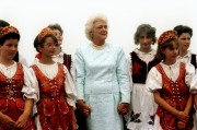 Barbara Bush, George Bush az Amerikai Egyesült Államok elnökének felesége népviseletbe öltözött kislányok körében.