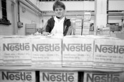 1990. január 9. 1923. február 25-én írták alá a Szerencsi Csokoládégyár üzembe helyezéséről szóló okmányokat, miután 1921 végén már megkezdődött a termelés. 1991-től a svájci Nestlé cég a tulajdonos. A képen: a Szerencsi Édesipari Vállalat diósgyőri csokoládé gyárában, a svájci Nestlé cég licence alapján megkezdődött a Nestlé csokoládék gyártása.
