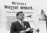 Monok, 1990. március 15. Németh Miklós miniszterelnök ünnepi beszédét mondja Monokon, a Kossuth Lajos szülőhelyén tartott ünnepségen. Az 1848-as forradalom évfordulóján a pártok és társadalmi szervezetek országszerte külön megemlékezéseket tartanak. 