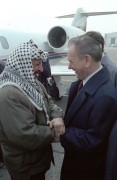 Grósz Károly, az MSZMP főtitkára a Ferihegyi repülőtéren üdvözli a hivatalos látogatásra hazánkba érkezett Jasszer Arafatot, a Palesztinai Felszabadítási Szervezet Végrehajtó Bizottságának elnökét. 