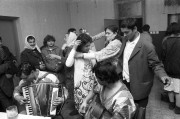 Gilvánfa, 1990. január 1. Táncos mulatsággal búcsúztatják az óévet az ormánsági cigányfaluban, Gilvánfán. A hagyományokhoz hűen a mulatozók éjfél után elindulnak, hogy házról házra járva köszöntsék az öregeket és a fiatalokat az új esztendőben.