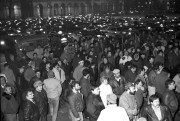 Budapest, 1990. január 8. Taxisok demonstrálnak autóikkal a Parlament előtt január 8-án, hogy adóterheik csökkentését követeljék a kormánytól.
