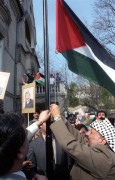  Budapest, 1989. március 17. Jasszer Arafat, a Palesztin Felszabadítási Szervezet Végrehajtó bizottságának elnöke személyesen vonja fel a palesztin nemzeti lobogót a PFSZ budapesti irodájánál abból az alkalomból, hogy a képviselet nagykövetségi szintre emelkedett. 
