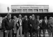  Budapest, 1990. március 10. Pongrácz Gergely, az 1956-os forradalom Corvin közi parancsnoka (középen) a Politikai Foglyok Országos Szövetsége (POFOSZ) meghívására hazaérkezett. 