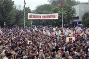 1989. május 1. A Független Szakszervezetek nagygyűlése a Városligetben. A korábbi külsőségekkel szakítva, mindenfajta hivalkodást mellőzve rendezték meg az idei május elsejei felvonulást Budapesten. A szervezők pártállástól függetlenül mindenkit vártak, aki dolgozótársaival együtt kívánt ünnepelni. 