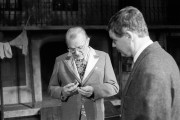 Budapest, 1990. január 8. Marton László (j), a Vígszínház főigazgatója átadja a Ruttkai-emlékgyűrűt Darvas Iván színművésznek a "Nagybőgő" című monodrámában nyújtott alakításáért.