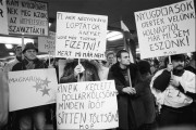 Transzparensek a Magyar Október Párt áremelés ellen tartott tüntetésén a Marx téri aluljáróban.