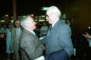 Megérkezett Budapestre 1989. június 9-én Király Béla, aki az 1956-os felkelés idején a nemzetőrség parancsnoka és Nagy Imre közvetlen munkatársa volt. A képen: Vásárhelyi Miklós üdvözli (b) Király Bélát. 