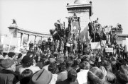 Budapest, 1990. február 10. A Független Kisgazda-, Földmunkás- és Polgári Párt (FKGP) demonstrációja a Hősök terén, tiltakozásul a hatályos földtörvény ellen, amely véleményük szerint túlzott szabadságot ad a termelőszövetkezeteknek a földek kiárusítására. Az egybegyűlt mintegy 10 000 tüntető a Népköztársaság útján és a Bajcsy-Zsilinszky úton vonult a Parlament elé.