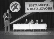  Budapest, 1990. március 4. Ifj. Rajk László, a Szabad Demokraták Szövetsége alapító tagja beszédet mond a kelet-európai demokratikus ellenzéki mozgalmak képviselőinek nemzetközi találkozóján a MOM Szakasits Árpád Művelődési Központban. 