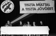Budapest, 1990. március 4. Ifj. Rajk László, a Szabad Demokraták Szövetsége alapító tagja (b) a kelet-európai demokratikus ellenzéki mozgalmak képviselőinek nemzetközi találkozóján a MOM Szakasits Árpád Művelődési Központban.