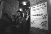  Budapest, 1990. március 4. Érkeznek a vendégek a Szabad Demokraták Szövetsége és más kelet-európai demokratikus ellenzéki mozgalmak nemzetközi találkozójára, a MOM Szakasits Árpád Művelődési Központba.