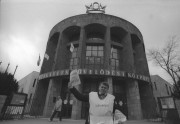  Budapest, 1990. március 4. A MOM Szakasits Árpád Művelődési Központ előtt egy rikkancs a Beszélő című. lapot árulja, amikor a Szabad Demokraták Szövetsége és más, kelet-európai demokratikus ellenzéki mozgalmak képviselői nemzetközi találkozót tartanak az épületben.
