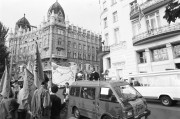  Budapest, 1990. május 2. Tüntetők az Egyesült Államok budapesti nagykövetsége előtt. Mintegy 250 fiatal részvételével rendezett tiltakozó demonstrációt a litván nép szabadsága érdekében a Fidesz radikális köre és a II. kerületi szervezete. 