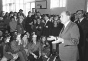  Budapest, 1990. január 19. Francois Mitterrand, a Francia Köztársaság elnöke budapesti tartózkodása során látogatást tett a Kölcsey Ferenc magyar-francia kétnyelvű gimnáziumban, ahol a gimnázium tornatermében a diákokkal beszélget.