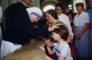 A Nobel-békedíjas kalkuttai Teréz anya megáld egy gyermeket budapesti látogatása alkalmával az Örökimádás templomban, ahol ünnepélyes szentmise keretében fogadták a Szeretet misszionáriusai szerzetesközösség alapítóját és vezetőjét, aki hazánkban is otthont nyit a szenvedők megsegítésére.