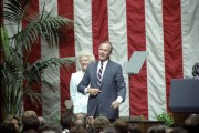 George Bush, az Amerikai Egyesült Államok 1989. július 11-13. között Budapesten tartózkodó elnöke a közönség ünneplését fogadja a Marx Károly Közgazdaságtudományi Egyetemen, ahol budapesti látogatása alkalmával beszédet mondott. 