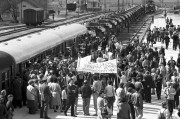 Hajmáskér, 1990. március 12. Búcsúztatási ünnepség a hajmáskéri állomáson. Útnak indították azt a zászlóaljnyi szovjet katonai egységet, amely a megállapodás értelmében elsőként hagyja el Magyarországot. 