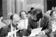 Budapest, 1990. július 4. Hack Péter (SZDSZ, balra) és Kónya Imre (MDF, jobbra) a Parlament üléstermében az Országgyűlés július 4-i munkanapján.